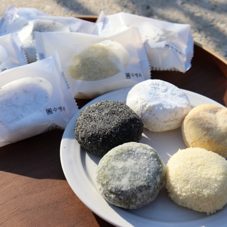 1+1 파격 할인 행사!!!!!   [낙원떡집] 수병과 전통궁중병과 명장찹쌀떡15개입(5종 택일-쑥 밤 흑임자 딸기 옥수수)