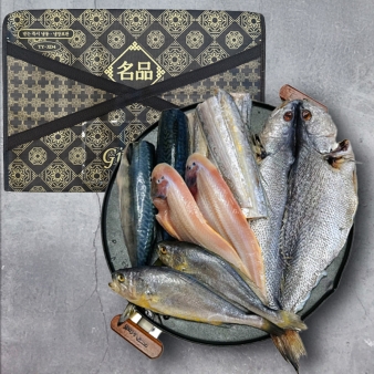 신선한 생선으로 구성 된 바다의 보석 명품세트